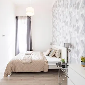 Deluxe Grand W/ 5 Bedrms Apartment