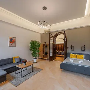Liszt Modern Chic Apartment